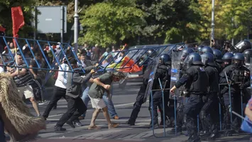 Zece persoane, reținute după violențele de la protestul fermierilor din Piața Victoriei. Percheziții în București și 11 județe