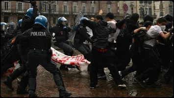 Sute de mii de oameni au ieșit pe străzi în Italia. Oamenii, nemulțumiți din cauza scumpirilor, salariilor și pensiilor. La Milano și Torino, protestele au degenerat în violențe. VIDEO