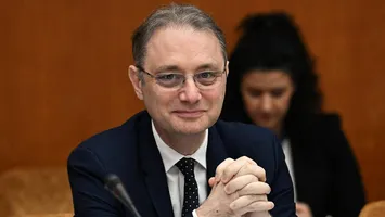 Luca Niculescu, de la puștiul cu plete și blugi rupți pe care tatăl său elegant nu voia să-l însoțească pe stradă, la omul desemnat pentru funcția de prim-ministru al României. Povestea de familie care i-a marcat copilăria: „Îmi era ruşine să-mi invit colegii acasă”