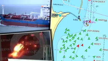 Primele imagini cu nava Yara J în flăcări. Ambarcațiunea sub pavilion Insulele Comore a fost lovită de mai multe drone, în apropiere de Sulina