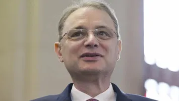 Lista miniștrilor propuși de Luca Niculescu, desființată de internauți: „Lipsește doar Adrian Năstase prim-ministru” / „Unele glume se scriu singure”