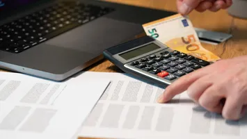 Vine nota de plată pentru românii care câștigă în lei și cheltuiesc în euro. Ce înseamnă pentru noi euro la 5,35 lei și cât ne-ar costa pragul de 6 lei