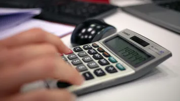 Indexarea de la 1 ianuarie și nota de plată de la 60% grad de îndatorare publică, față în față cu promisiunile clasei politice. Ce șanse au românii să primească pensii și salarii mărite