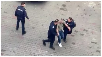 Scene incredibile la Suceava! Un polițist a fost încătușat de colegii săi după o ceartă cu iubita