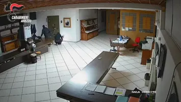 Opt români au fost arestați după ce au jefuit o fabrică de bijuterii din Italia