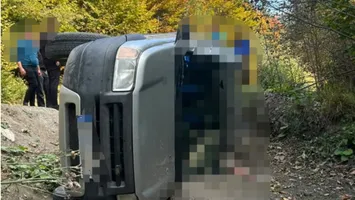Doi soți de 78 și 80 de ani, găsiți morți într-o mașină răsturnată pe un drum forestier. Aceștia erau dispăruți de trei zile