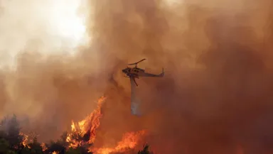 Incendii puternice de vegetaţie în insula Lefkada. Autorităţile din Grecia avertizează că există pericolul ca şi în alte zone să izbucnească incendii VIDEO