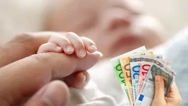 Guvernul vrea ca veniturile realizate în străinătate să fie luate în calculul indemnizației pentru creșterea copilului. Modificarea s-ar aplica din 1 ianuarie 2023