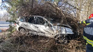 VIDEO Primar mort după ce a intrat cu Porsche Cayenne în copac. Deces şi pentru o tânără mamă luată cu şenilata