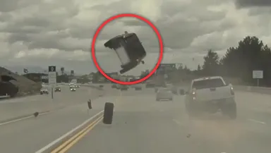 VIDEO Accident spectaculos pe autostradă. Un cauciuc aruncă o maşină în aer câţiva metri