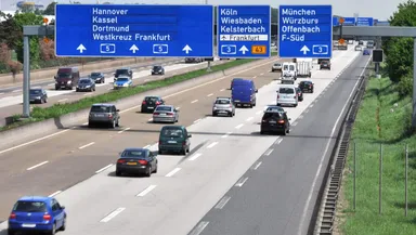 Pățania unui român prins că vorbea la telefon în timp ce conducea cu viteză pe o șosea din Germania. Acum este bun de plată