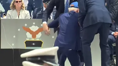 Încă o gafă rușinoasă a lui Joe Biden. Președintele SUA a căzut de pe scenă (VIDEO)