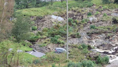 O autostradă s-a prăbuşit pe o porţiune de circa 100 de metri, în Suedia. Mai multe maşini sunt avariate