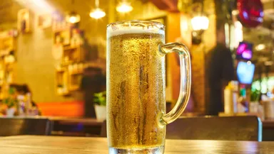 Trei oraşe din România sunt în topul destinaţiilor cu cea mai ieftină bere la draft
