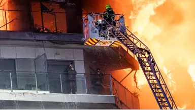 VIDEO Incendiu cumplit la o clădire cu 14 etaje din Spania. Cel puțin 4 morți, 19 oameni sunt dispăruți, iar alți 14 sunt răniți