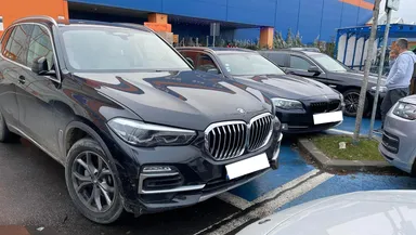 Reacția scandaloasă a unei șoferițe de BMW, după ce a fost amendată pentru că a parcat pe locurile destinate persoanelor cu dizabilități: „Nu au ce căuta în oraș”