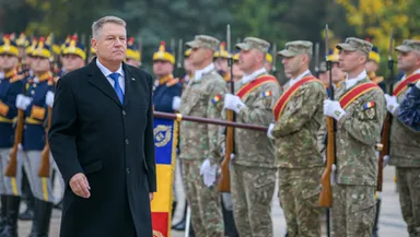 Klaus Ioahnnis linişteşte tinerii din România, nu vrea să reintroducă armata obligatorie, ci promite solde mai mari