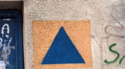 Triunghi albastru în chenar portocaliu. Ce reprezintă acest semn aplicat pe mai multe clădiri din România