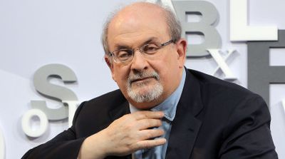 Celebrul scriitor Salman Rushdie, înjunghiat pe scenă la un eveniment cultural din New York