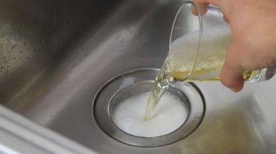 De ce e bine să torni apă fiartă cu bicarbonat de sodiu în chiuvetă. Trucul eficient pe care doar instalatorii îl cunosc