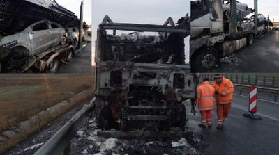 Un tir încărcat cu opt mașini a fost cuprins de flăcări pe autostrada A1! Cum a izbucnit incendiul