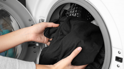 Cum să speli hainele negre fără să-și piardă culoarea. 3 sfaturi pentru a-și păstra negrul intens