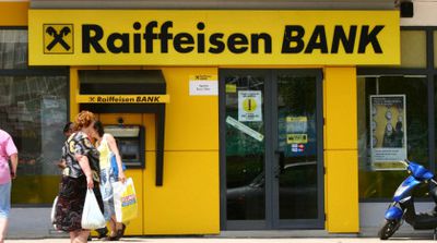 Anunț după votul Austriei: Fiecare român în parte să-și închidă conturile de la Raiffeisen
