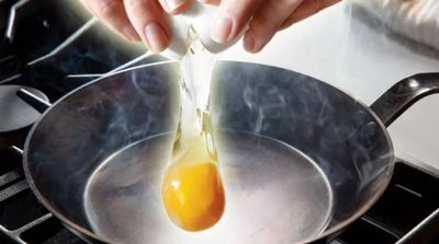 Trucul genial pentru a prăji oul perfect. Cum trebuie să ungi tigaia, de fapt