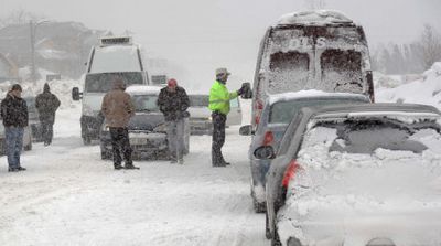 Prăpăd pe șosele după ninsoarea abundentă. Zeci de mașini blocate în nămeți ore întregi