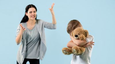 Ce să nu-i spui niciodată copilului tău? Replici toxice care îl pot aduce în pragul depresiei - VIDEO