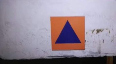 Ce înseamnă triunghiul albastru într-un pătrat portocaliu. Semnul apare pe multe blocuri din România