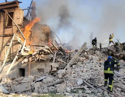 Două persoane decedate şi peste 60 rămase sub dărâmături după ce Rusia a bombardat o şcoală din Lugansk GALERIE FOTO