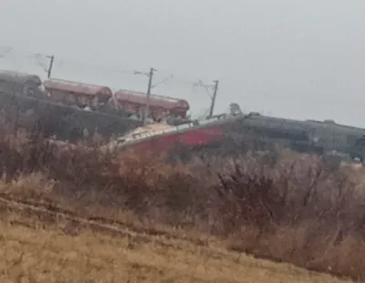 Două trenuri s-au ciocnit la Dumbrăveni, în Vrancea. Locomotiva unuia dintre trenuri și un vagon au deraiat