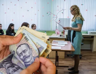 Ciolacu anunţă creşteri de salarii pentru profesori şi mese calde pentru elevi, cu scopul de a preveni abandonul şcolar: „Dacă pierdem acum şansa, România e un stat pierdut”