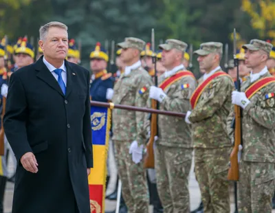 Klaus Ioahnnis linişteşte tinerii din România, nu vrea să reintroducă armata obligatorie, ci promite solde mai mari