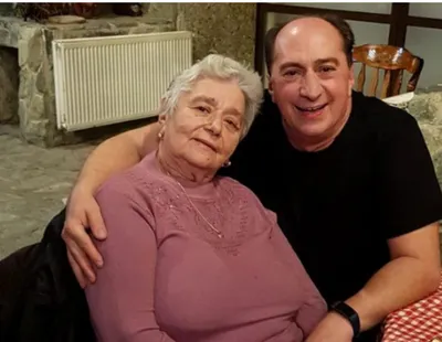 Romică Ţociu îşi răsfaţă mama în vârstă de 80 de ani. „Ce mă bucur că pot să-ţi fac eu de mâncare acum! Că şi tu mi-ai făcut o viaţă întreagă!” VIDEO