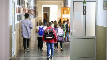 Scandal într-o școală din Târgu Jiu! Părinții refuză să își mai trimită copiii la școală, din cauza unui elev agresiv
