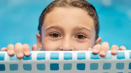 5 moduri în care înotul îi ajută pe copii să fie elevi mai buni