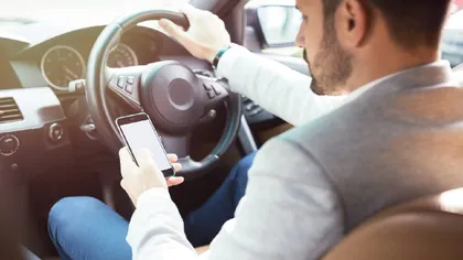 Un șofer cu permisul suspendat a intrat într-o audiere online la instanță în timp ce conducea