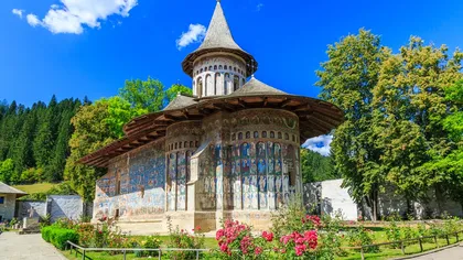 Unde se află cea mai frumoasă mănăstire din România. Este supranumită „Capela Sixtină a Estului”