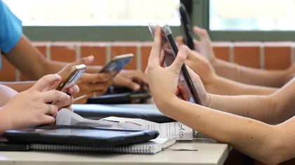 Anunțul momentului despre interzicerea telefoanelor mobile în școli. Ce spun specialiștii OCDE