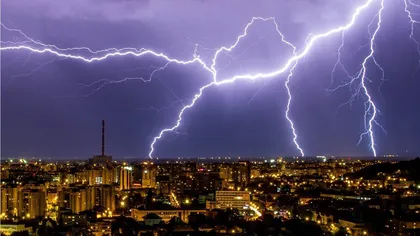 Un val de furtuni puternice mătură România. Vor fi vijelii cu rafale de până la 70 de km/h, ploi torențiale și grindină. ANM a emis mai multe alerte meteo cod galben și portocaliu