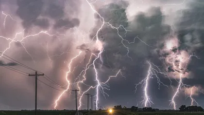 Alertă de fenomene meteo extreme. Cod galben de furtuni și ploi puternice