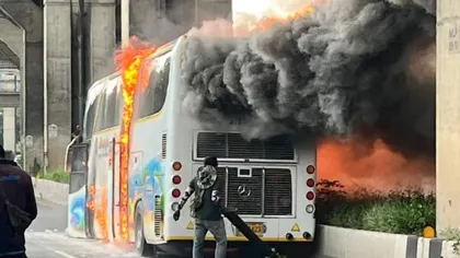 Un autobuz școlar a luat foc. Cel puțin 23 de elevi și profesori au murit