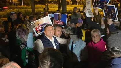 Protest condus de George Simion, la vila din București care ar fi renovată pentru Klaus Iohannis. „Are datorii la stat și vrea gratis un palat!”