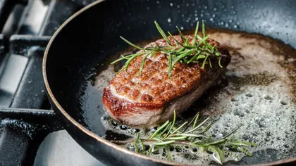 Trucul simplu pentru o carne prăjită perfect. Doar gospodinele pricepute îl ştiu!