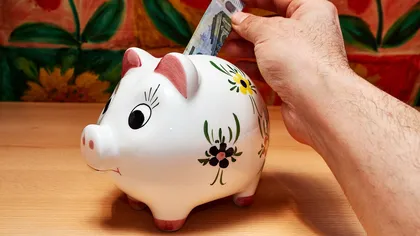 De ce e bine să ținem banii la saltea și nu în bancă. Sfaturile prețioase ale unui economist celebru