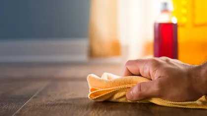 Când este bine să ștergi praful, înainte sau după aspirare? Greșeala făcută de multe gospodine
