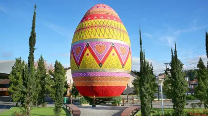 Unde se află cel mai mare ou de Paște din lume. Are înălțimea de 16,7 metri!