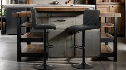 Eco-design în open space – alege scaune de bar din materiale sustenabile